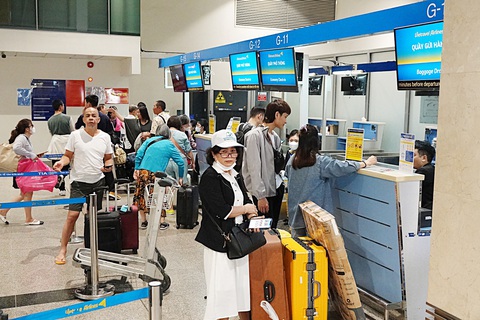Thiếu máy bay do bảo dưỡng, đi lại ra sao?- Ảnh 6. Du khách làm thủ tục check-in ở quầy của Vietravel Airlines chiều 20-3 - Ảnh: T.T.D.