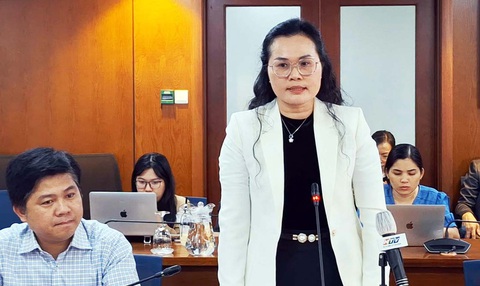 Sở Giáo dục và Đào tạo TP.HCM 'tuýt còi' các trường thu học phí theo gói nhiều năm- Ảnh 1. Phó giám đốc Sở Giáo dục và Đào tạo TP.HCM Lê Thụy Mỵ Châu trả lời việc có trường thu học phí gộp nhiều năm - Ảnh: TRỌNG NHÂN