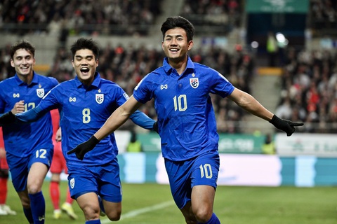 Son Heung Min ghi bàn, Thái Lan vẫn gây sốc trước Hàn Quốc- Ảnh 1. Suphanat Mueanta ghi bàn gỡ hòa 1-1 trước Hàn Quốc - Ảnh: TFA