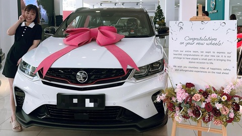 Sếp nhà người ta: Cho đi học, cho đi du lịch, lại còn tặng xe- Ảnh 1. Cô gái khoe được công ty tặng xe trên mạng xã hội Xiaohongshu - Ảnh: Xiaohongshu