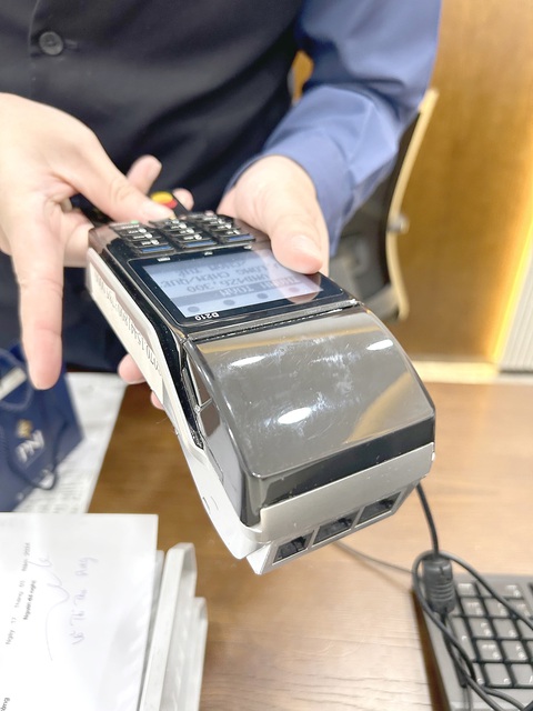 Vụ nợ thẻ Eximbank 8,5 triệu thành 8,8 tỉ: Phải đảm bảo quyền lợi của khách hàng- Ảnh 1. Dùng thẻ tín dụng thì tiện lợi khi trả phí, mua hàng. Tuy nhiên khi không còn dùng thì nên ra ngân hàng đóng thẻ - Ảnh: T.T.D.
