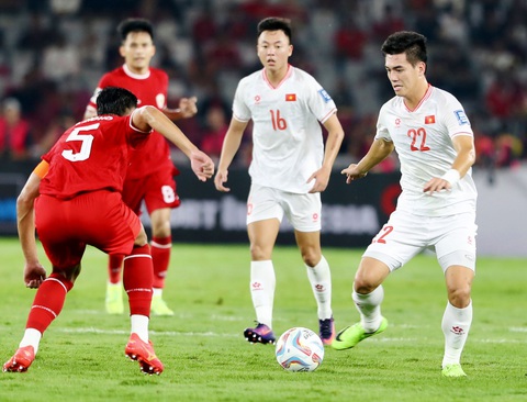Chuyên gia Phan Anh Tú: Tuyển Việt Nam thua không oan- Ảnh 1. Tiến Linh (số 22) vào sân ở hiệp 2 nhưng không tạo nên bất ngờ - Ảnh: NGUYÊN KHÔI