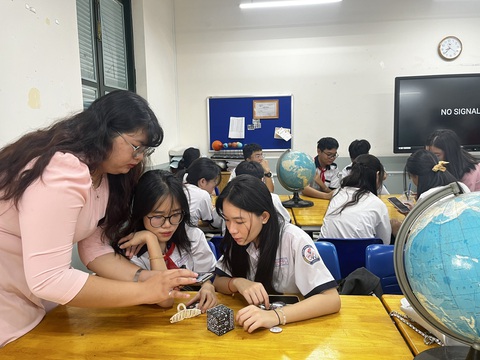 Thi lớp 10 chuyên tại TP.HCM cần điều kiện gì?- Ảnh 1. Học sinh lớp 9 tại TP.HCM trong ngày hội trải nghiệm làm học sinh THPT - Ảnh: MỸ DUNG