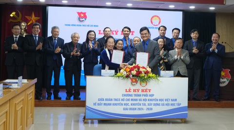 Nguyên Phó chủ tịch nước: Phải học để vươn lên trong biến động- Ảnh 1. Ký kết phối hợp hoạt động khuyến học, khuyến tài, xây dựng xã hội học tập giai đoạn 2024 - 2030 giữa Trung ương Đoàn và Hội Khuyến học Việt Nam - Ảnh: HÀ THANH