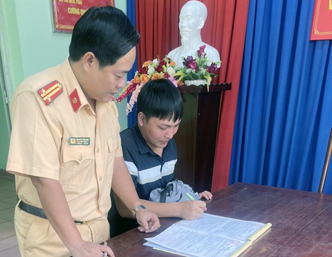 Tạm giữ bằng lái tài xế xe khách lấn làn, chặn đầu xe chiều ngược lại trên quốc lộ 14- Ảnh 1. Trạm cảnh sát giao thông Đồng Phú làm việc với anh Võ Xuân Hoàng, tài xế xe khách lấn làn, chặn đầu xe khác trên quốc lộ 14 - Ảnh: CTV