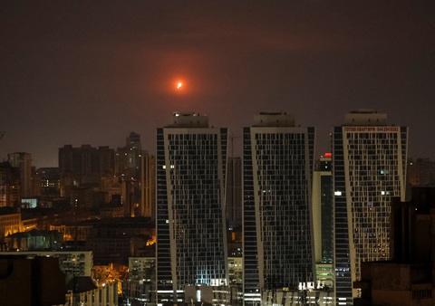 Ukraine tố Nga không kích Kiev bằng tên lửa- Ảnh 1. Một vụ tấn công bằng máy bay không người lái của Nga nhắm vào Kiev ngày 15-3 - Ảnh: REUTERS