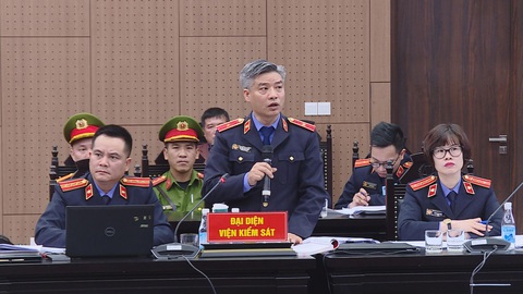 Chủ tịch Tân Hoàng Minh bị đề nghị 9-10 năm tù- Ảnh 2. Viện kiểm sát công bố bản luận tội - Ảnh: NAM ANH