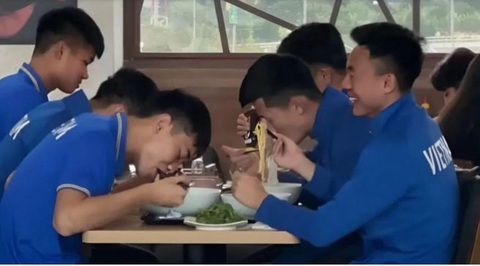 Báo Indonesia đưa tin tuyển Việt Nam ăn mì gói 'gây bão'- Ảnh 1. Cầu thủ tuyển Việt Nam ăn mì gói được báo chí Indonesia đăng tải - Ảnh: Suara