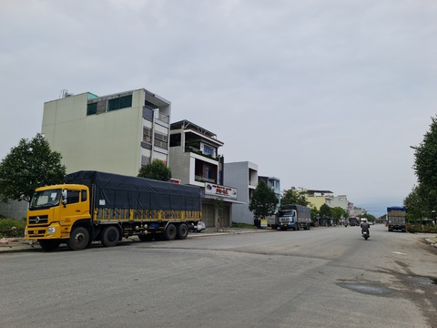 Tuyến đường nối với đường Lê Thánh Tôn về phía đông TP Quảng Ngãi là đường lớn bậc nhất tỉnh, nhưng chục năm qua chưa được đặt tên - Ảnh: TRẦN MAI
