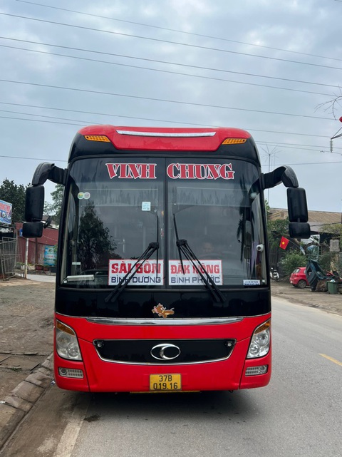 Tạm giữ bằng lái tài xế xe khách lấn làn, chặn đầu xe chiều ngược lại trên quốc lộ 14- Ảnh 2. Xe khách vượt trái phép trên quốc lộ 14 khiến nhiều người bức xúc - Ảnh: CTV