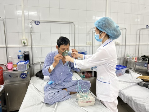 Bác sĩ Bệnh viện Phổi trung ương chăm sóc bệnh nhân - Ảnh: BVCC Bác sĩ Bệnh viện Phổi trung ương chăm sóc bệnh nhân - Ảnh: BVCC