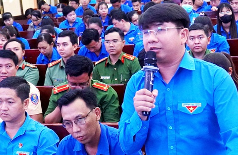 Nữ thanh niên xung phong tuổi trăng tròn trốn nhà đi chiến đấu- Ảnh 3. Các bạn trẻ Bến Tre cùng chia sẻ câu chuyện trách nhiệm của người trẻ giữa thời cuộc hôm nay - Ảnh: M.TRƯỜNG