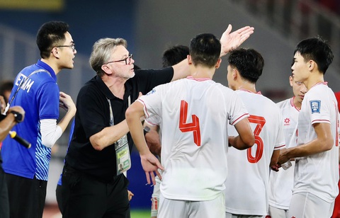 HLV Troussier đang tìm điều gì khi bỏ qua những lựa chọn tối ưu?- Ảnh 1. HLV Troussier gây thất vọng vì sử dụng nhân sự bất hợp lý - Ảnh: NGUYÊN KHÔI