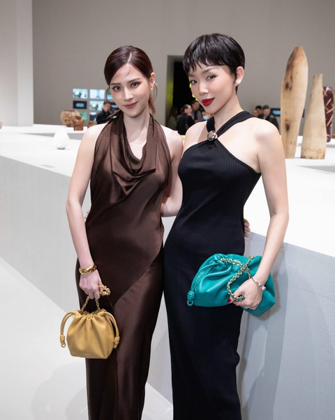 Tóc Tiên 'so kè' nhan sắc với các mỹ nhân quốc tế- Ảnh 3. Khung hình bùng nổ visual của mỹ nhân Thái Lan Baifern Pimchanok và Tóc Tiên. Bà xã Hoàng Touliver được nhận xét có nhan sắc không hề kém cạnh. Cả hai mỹ nhân đều diện đầm ôm body khoe trọn đường cong, phối cùng túi xách phong cách tối giản.