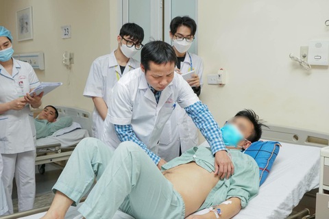 Bác sĩ thăm khám cho nam bệnh nhân Bác sĩ khám cho nam bệnh nhân "sở hữu" 4 quả thận - Ảnh: BVCC