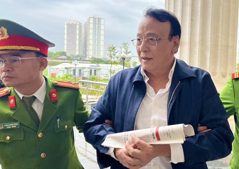 Chủ tịch Tân Hoàng Minh khóc, cúi đầu xin lỗi các nhà đầu tư mua trái phiếu- Ảnh 1. Bị cáo Đỗ Anh Dũng đến tòa - Ảnh: DANH TRỌNG