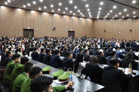 Chủ tịch Tân Hoàng Minh khóc, cúi đầu xin lỗi các nhà đầu tư mua trái phiếu- Ảnh 2. Toàn cảnh phiên tòa - Ảnh: NAM ANH