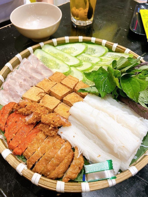 Ảnh vui 22-3: Thùng rác 'giận dỗi' chỉ muốn... nằm!- Ảnh 6. Người OCD đi bán bún đậu mắm tôm.