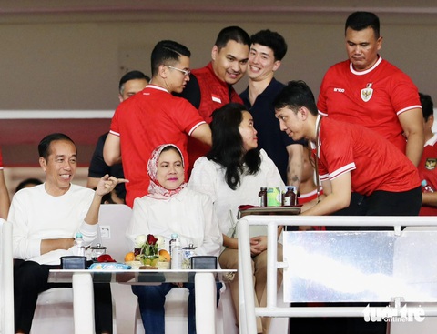Tổng thống Indonesia: 'Hiệp 2 chúng ta gây sức ép lên tuyển Việt Nam, đã chơi tấn công'- Ảnh 1. Tổng thống Indonesia Joko Widodo (bìa trái) dự khán trận gặp Việt Nam tối 21-3 - Ảnh: NGUYÊN KHÔI