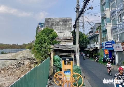 Vướng mặt bằng làm đường vào Tân Sơn Nhất: Quận Tân Bình đang lên phương án bồi thường- Ảnh 1. 9 mặt bằng chưa được bàn giao để mở rộng đường C12 (thuộc đường nối Trần Quốc Hoàn - Cộng Hòa, dẫn vào nhà ga T3 Tân Sơn Nhất) - Ảnh: CHÂU TUẤN