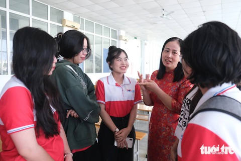 Tăng cường thực hành trong đào tạo báo chí, truyền thông- Ảnh 1. Sinh viên khoa báo chí và truyền thông tìm hiểu về những môn trong chương trình đào tạo mới - Ảnh: NGỌC PHƯỢNG