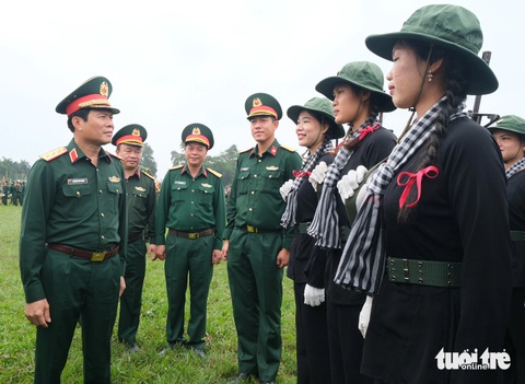 Hợp luyện diễu binh, diễu hành kỷ niệm 70 năm Chiến thắng Điện Biên Phủ- Ảnh 1. Thượng tướng Nguyễn Tân Cương - tổng tham mưu trưởng Quân đội nhân dân Việt Nam, thứ trưởng Bộ Quốc phòng (bìa trái) - trò chuyện với khối nữ du kích miền Nam tham gia hợp luyện - Ảnh: HÀ THANH