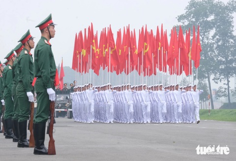 Hợp luyện diễu binh, diễu hành kỷ niệm 70 năm Chiến thắng Điện Biên Phủ- Ảnh 2. Khối cờ Đảng, cờ Tổ quốc hợp luyện tiến vào lễ đài