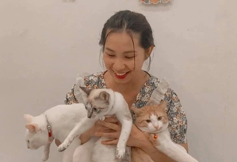 TP.HCM quy định nuôi chó, mèo phải đăng ký: Người nuôi lẫn không nuôi đều đồng tình!- Ảnh 2. Chị Trịnh Hồng Ngọc và thú cưng của mình - Ảnh: NVCC