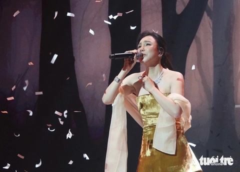 Hồ Quỳnh Hương hát live ca khúc mới Cứ để cho em trong buổi giới thiệu MV chiều 22-3 - Ảnh: T.T.D Hồ Quỳnh Hương hát live ca khúc mới Cứ để cho em trong buổi giới thiệu MV chiều 22-3 - Ảnh: T.T.D