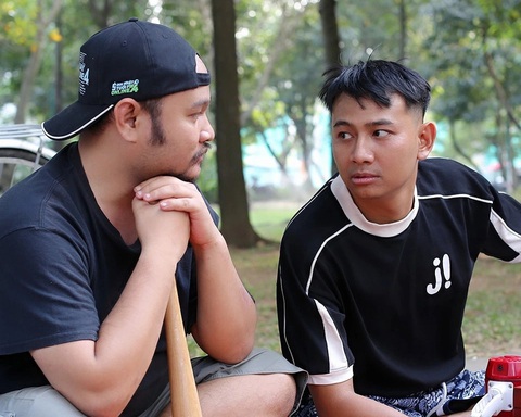 Thái Vũ (bìa phải) và Vinh Râu của nhóm FAPtv trong một cảnh quay - Ảnh: Fanpage FAPtv Thái Vũ (phải) và Vinh Râu của nhóm FAPTV - Ảnh: Fanpage FAPTV