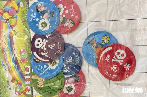 21 học sinh tiểu học ngộ độc do hít khí phát ra từ bóng nổ- Ảnh 1. Cơ quan chức năng tạm giữ số bóng nổ (bóng thối) của bà Lệ - Ảnh: HỒ GIANG