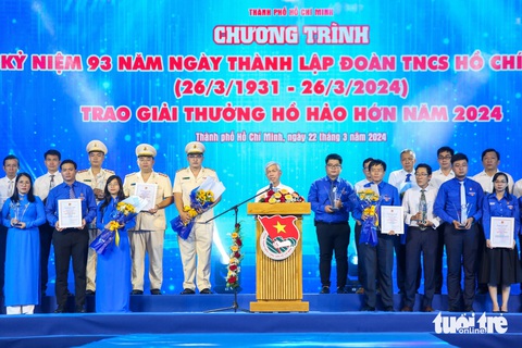 'Ngày không tiền mặt' nhận giải thưởng Hồ Hảo Hớn 2024- Ảnh 2. Phó chủ tịch UBND TP.HCM Võ Văn Hoan phát biểu tại chương trình - Ảnh: PHƯƠNG QUYÊN