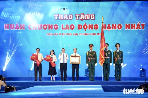 'Ngày không tiền mặt' nhận giải thưởng Hồ Hảo Hớn 2024- Ảnh 4. Trung tâm Dịch vụ việc làm thanh niên TP.HCM nhận Huân chương Lao động hạng nhất - Ảnh: PHƯƠNG QUYÊN