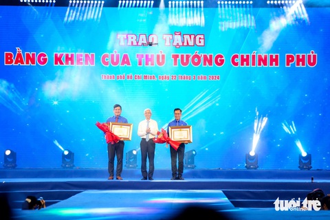 'Ngày không tiền mặt' nhận giải thưởng Hồ Hảo Hớn 2024- Ảnh 5. Trao bằng khen của Thủ tướng cho một tập thể và một cá nhân xuất sắc - Ảnh: PHƯƠNG QUYÊN