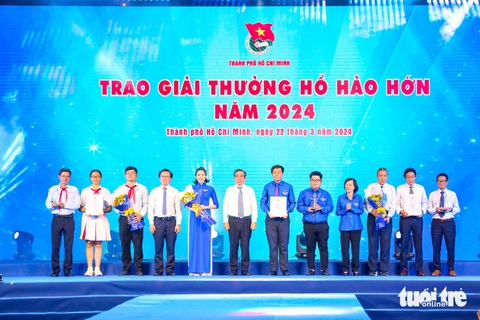 'Ngày không tiền mặt' nhận giải thưởng Hồ Hảo Hớn 2024- Ảnh 6. Các tập thể nhận giải thưởng Hồ Hảo Hớn năm 2024 - Ảnh: PHƯƠNG QUYÊN