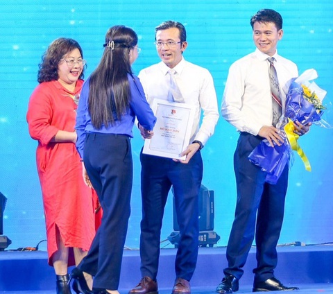 Ngày không tiền mặt nhận giải Hồ Hảo Hớn 2024 - Ảnh: PHƯƠNG QUYÊN Phó tổng biên tập báo Tuổi Trẻ Trần Xuân Toàn nhận giải thưởng Hồ Hảo Hớn cho chương trình Ngày không tiền mặt - Ảnh: PHƯƠNG QUYÊN