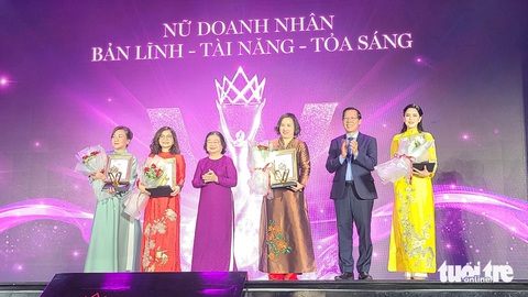 Vinh danh 11 nữ doanh nhân xuất sắc, nổi bật TP.HCM- Ảnh 1. Chủ tịch UBND TP.HCM Phan Văn Mãi trao thưởng và chụp hình lưu niệm cùng nữ doanh nhân xuất sắc đoạt giải - Ảnh: NHẬT XUÂN