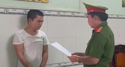 Khám xét chỗ ở của nghi phạm chiếm đoạt tài sản người bị tai nạn, công an thu giữ ma túy- Ảnh 1. Điều tra viên đọc lệnh khám xét khẩn cấp chỗ ở đối với Hoàng Quốc Anh - Ảnh cắt từ clip do công an cung cấp