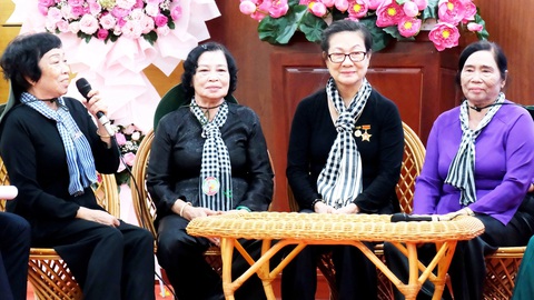 Nữ thanh niên xung phong tuổi trăng tròn trốn nhà đi chiến đấu- Ảnh 1. Những cựu nữ thanh niên xung phong trên tuyến lửa 1C gần nửa thế kỷ trước ngồi bên nhau với bao ký ức ùa về - Ảnh: VŨ THỦY