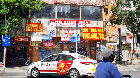 Gượng dậy sau vỡ nợ - Kỳ 3: Đi trước đón đầu và gánh nặng trả nợ- Ảnh 1. Tình hình kinh tế khó khăn sau dịch đã làm trở ngại kế hoạch đầu tư phát triển sản xuất của ông Lê Văn Năm - Ảnh: MẠNH DŨNG