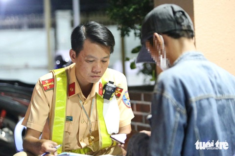 Đầu bếp quán nhậu vi phạm nồng độ cồn: Khách quen mời ly bia, khó lòng từ chối- Ảnh 1. Ông P.Đ.L. làm nghề đầu bếp quán nhậu vi phạm 0,73mg/l khí thở - Ảnh: MINH HÒA