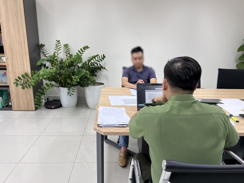 Chồng cũ bị phạt, 'O Sen' Ngọc Mai được minh oan- Ảnh 2. Chồng cũ của "O Sen" Ngọc Mai trong buổi làm việc với cơ quan chức năng