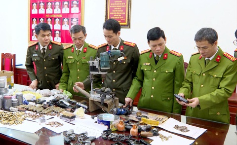 Triệt phá nhóm chế tạo, mua bán vũ khí quân dụng số lượng lớn- Ảnh 2. Công an tỉnh Thanh Hóa kiểm tra tang vật vụ án - Ảnh Công an tỉnh Thanh Hóa cung cấp