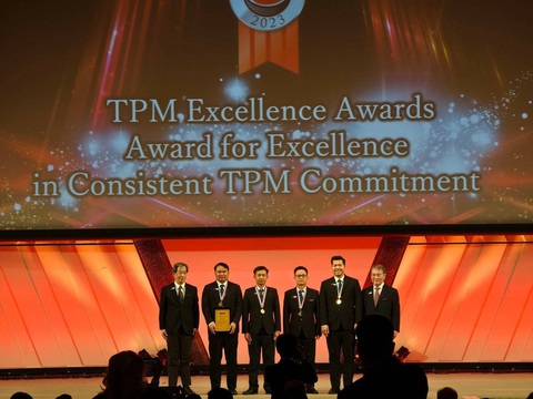 Nhà máy thức ăn chăn nuôi C.P. Bình Dương nhận giải thưởng TPM Consistency- Ảnh 1. Đại diện CPV - Nhà máy thức ăn chăn nuôi Bình Dương nhận giải thưởng TPM Consistency