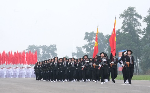 'Nữ du kích miền Nam': Thanh xuân chỉ có một lần trong đời- Ảnh 2. Đội nữ du kích miền Nam gây ấn tượng với bộ quần áo bà ba quấn khăn rằn, đội nón tai bèo, tay cầm súng - Ảnh: HÀ THANH