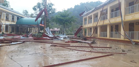 Mưa đá, dông lốc cuốn bay mái tôn trường học- Ảnh 2. Ước thiệt hại tại Trường phổ thông dân tộc bán trú tiểu học và THCS Mường Lèo khoảng 150 triệu đồng - Ảnh: A.CHỦ