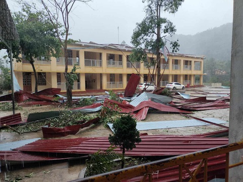 Mưa đá, dông lốc cuốn bay mái tôn trường học- Ảnh 1. Dông lốc khiến Trường phổ thông dân tộc bán trú tiểu học và THCS Mường Lèo bị tốc mái hoàn toàn một tòa nhà 2 tầng - Ảnh: A.CHỦ