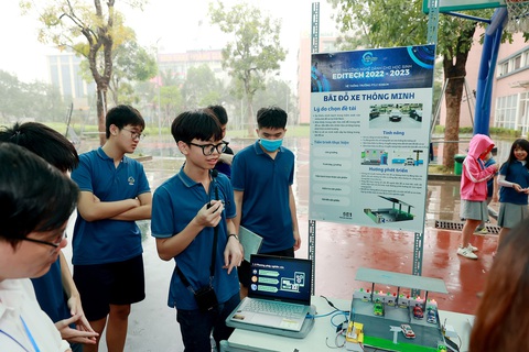 Thi khoa học kỹ thuật quốc gia: Làm quen học qua dự án- Ảnh 1. Học sinh Trường phổ thông liên cấp Edison trưng bày sản phẩm dự thi sáng tạo khoa học kỹ thuật công nghệ. Trong những năm qua, những “sân chơi” cấp trường như thế này là khởi nguồn cho nhiều dự án dự thi cấp quốc gia - Ảnh: N.NGỌC