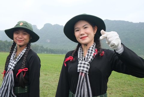 'Nữ du kích miền Nam': Thanh xuân chỉ có một lần trong đời- Ảnh 4. Phút nghỉ ngơi sau giờ tập luyện, các cô gái trẻ chia sẻ niềm vui được tham gia vào sự kiện trọng đại của đất nước, của quân đội - Ảnh: HÀ THANH