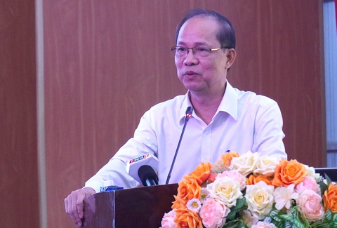 Bạn trẻ nói 'Chúng tôi không sợ trách nhiệm'- Ảnh 2. Ông Lê Xuân Trung - phó tổng biên tập báo Tuổi Trẻ - trò chuyện cùng các đoàn viên tỉnh Bến Tre